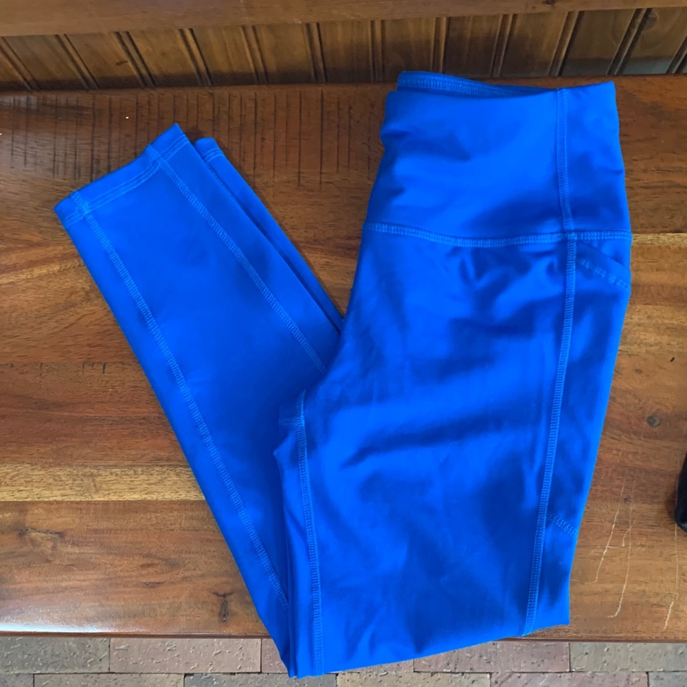 Athletic leggings with pockets